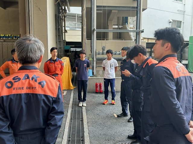 はしご車の先端に乗り込み搭乗体験する中学生