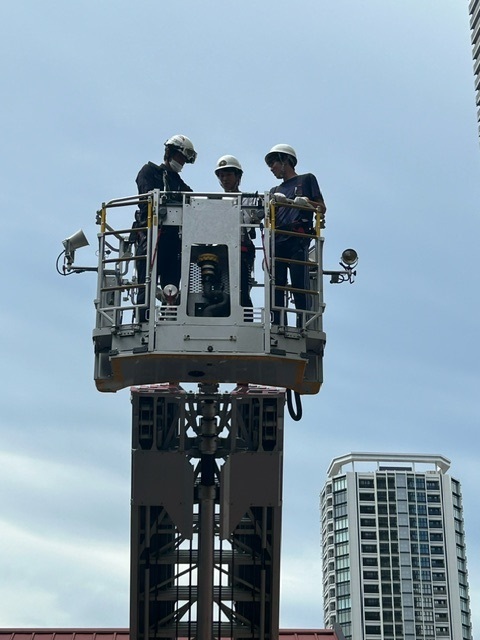 はしご車の先端に乗り込み搭乗体験する中学生