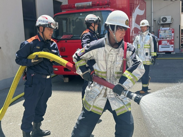 はしご車の先端に乗り込み搭乗体験する中学生