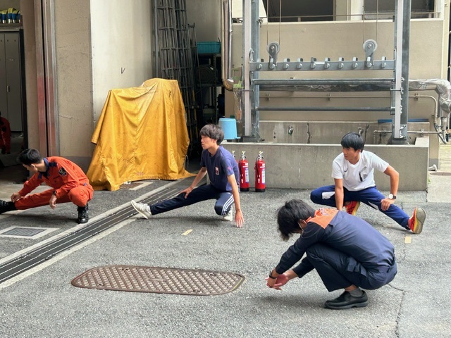 はしご車の先端に乗り込み搭乗体験する中学生