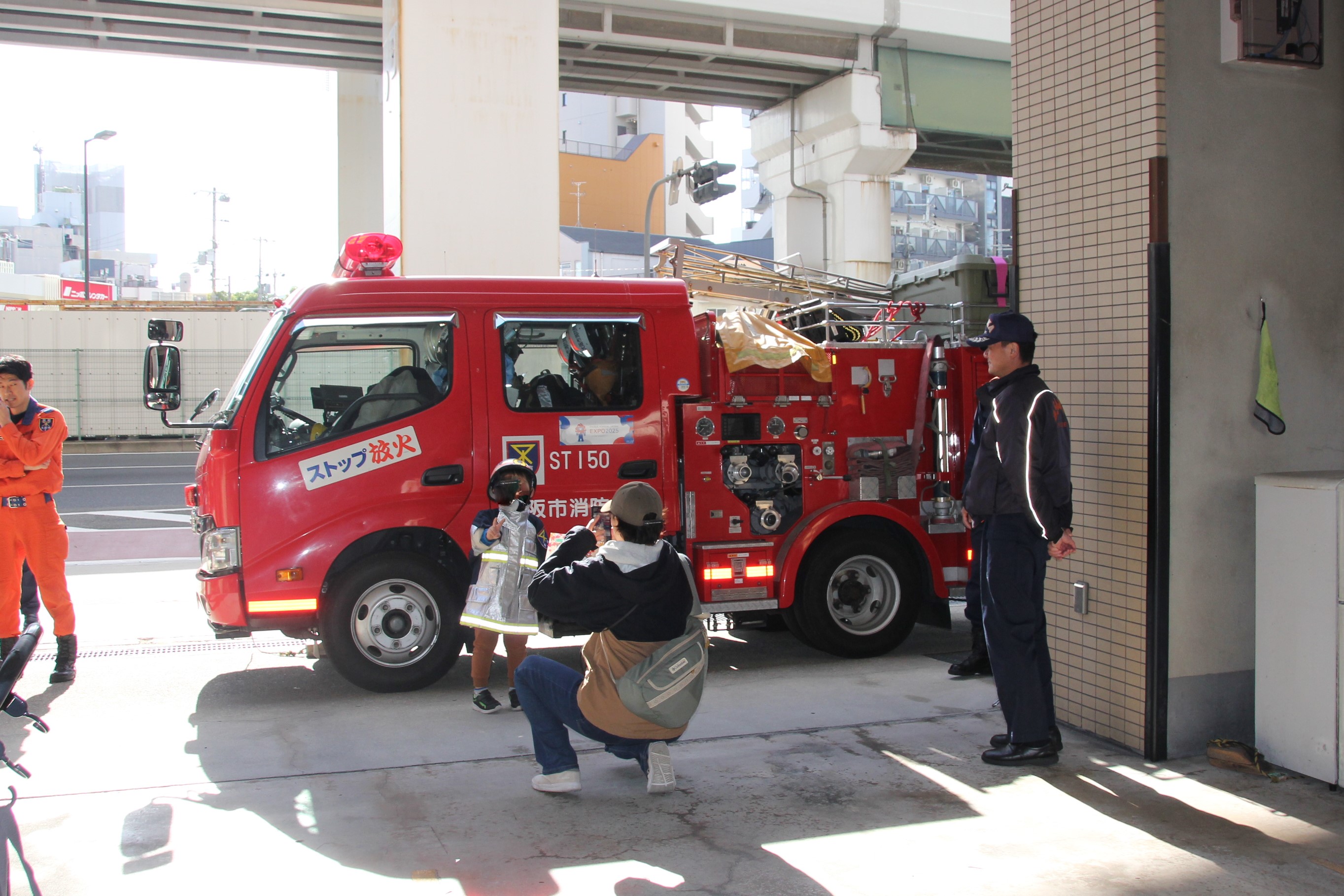 消防士になりきって消防車と記念撮影！