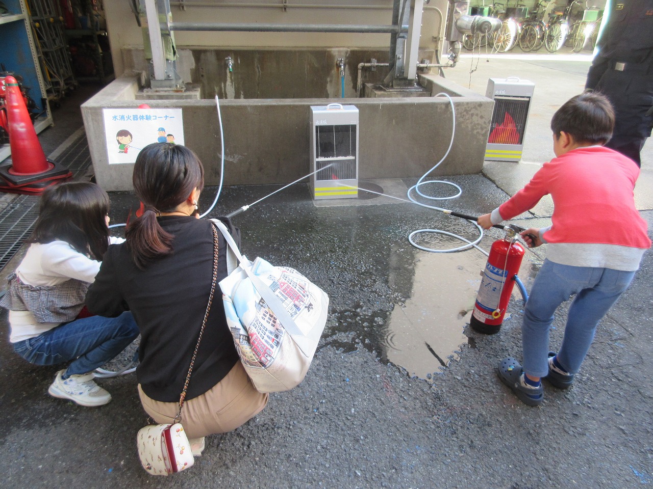 的を射抜け！水消火器による消火体験