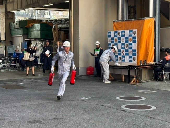 消火器を持って走る様子