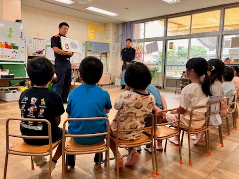 消防士が花火についてのクイズを出題中