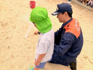 消防士と園児が花火をする様子2枚目