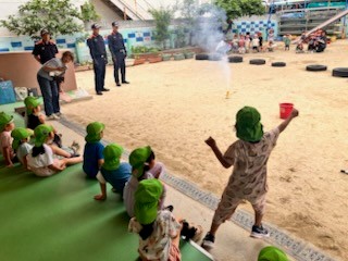 園児が噴出花火を見ている様子