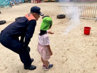 消防士と園児が花火をする様子