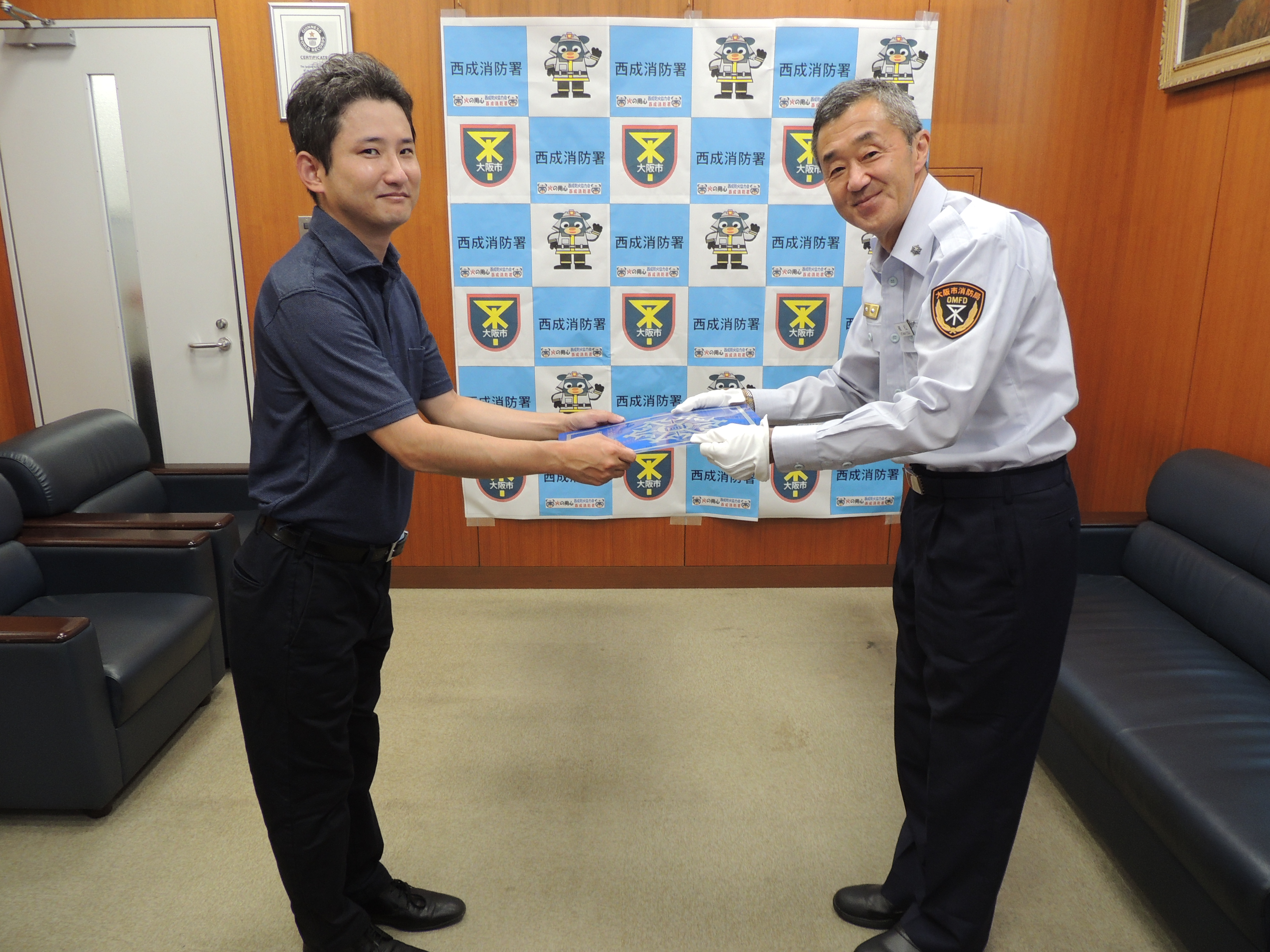 防火基準適合表示を交付している様子