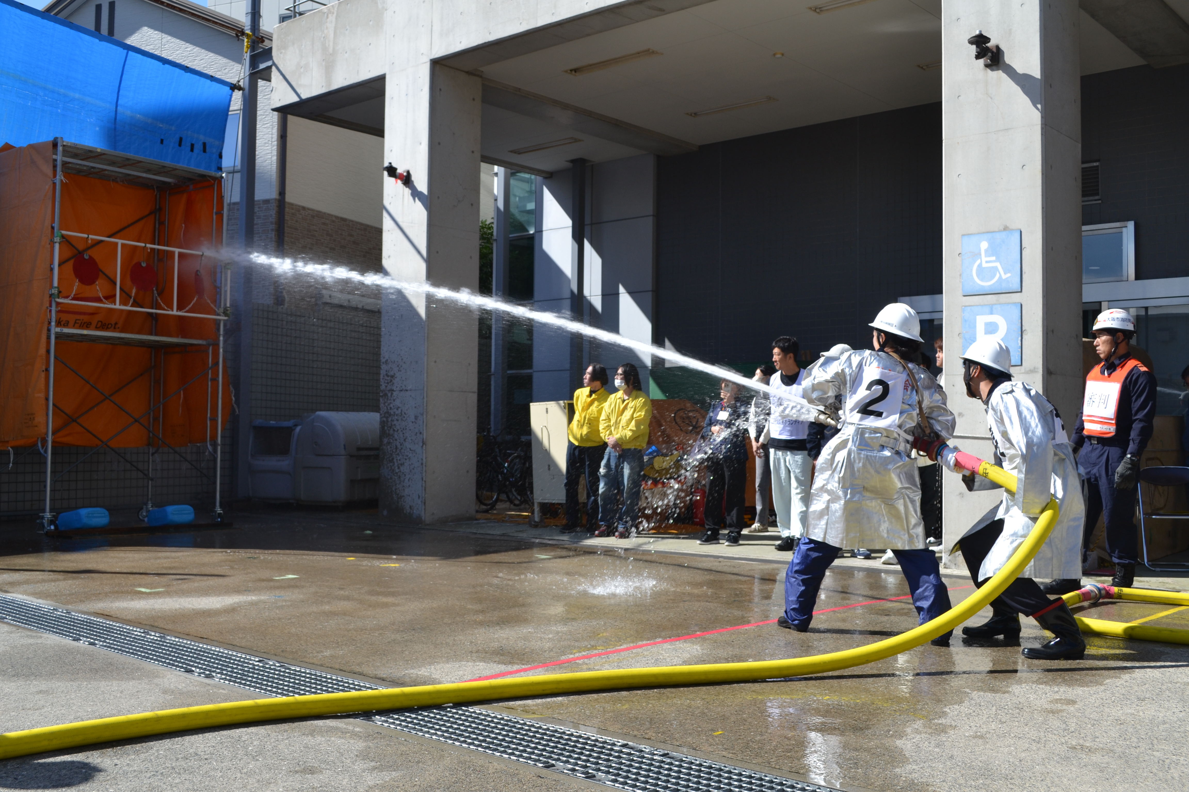 隊員が放水している様子