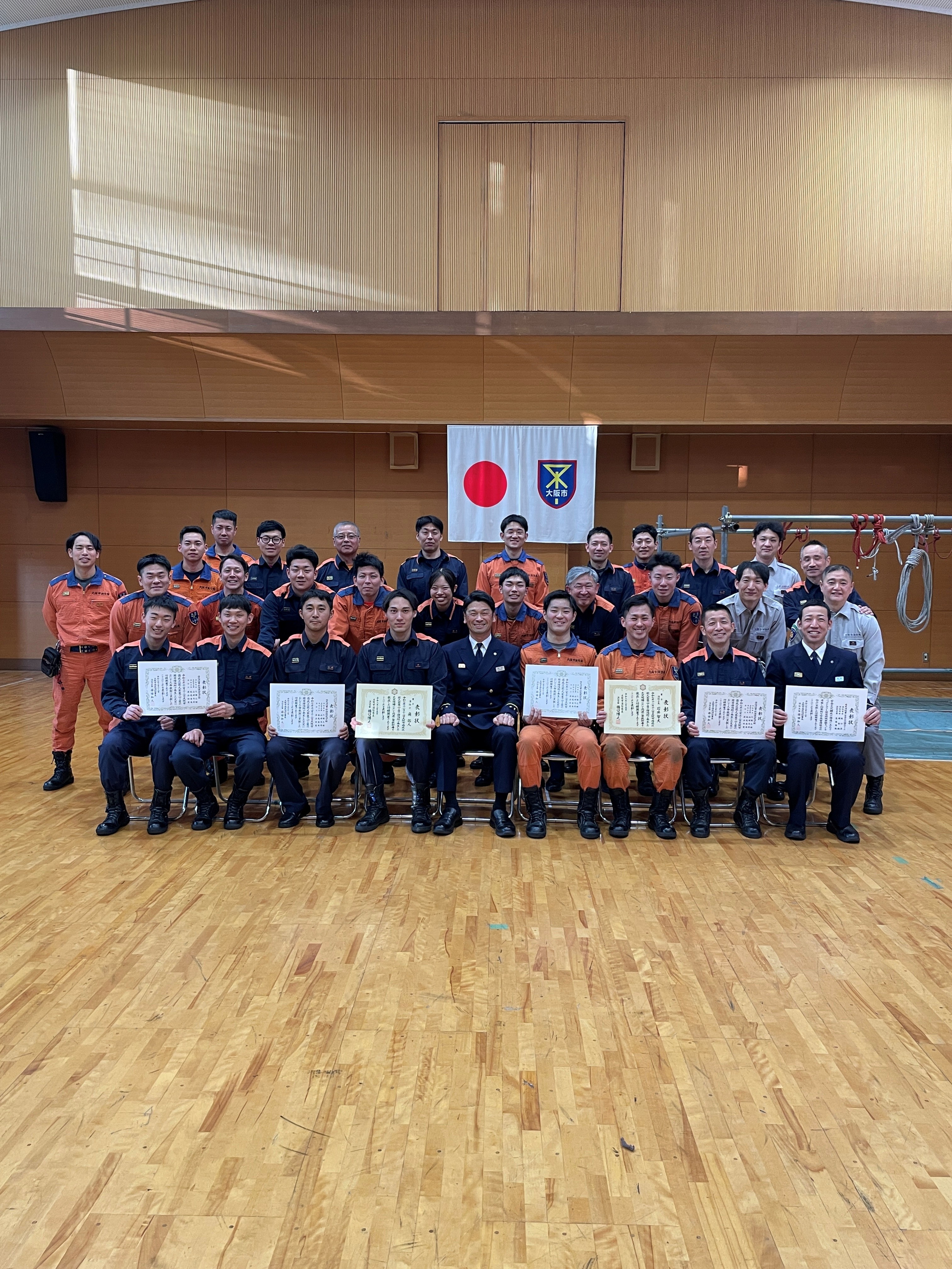 西成消防署長と受賞者及び2部警防担当一同の様子
