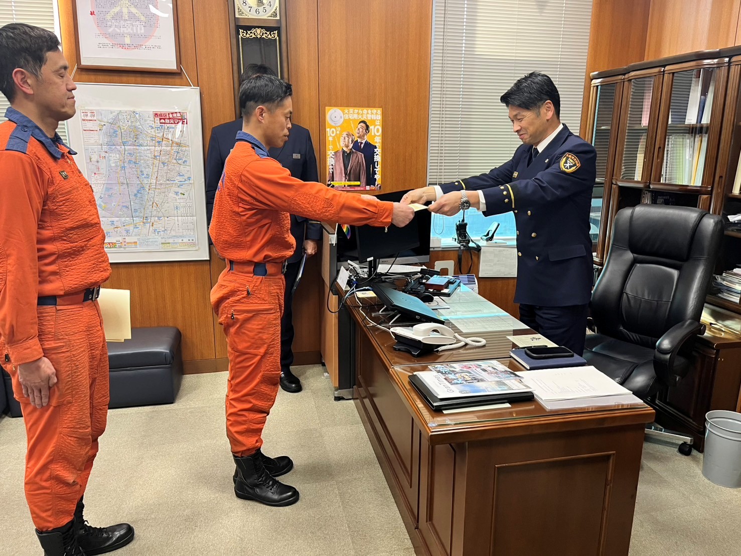 西成消防署長から表彰状を受賞する西成救助隊今川消防士長の様子