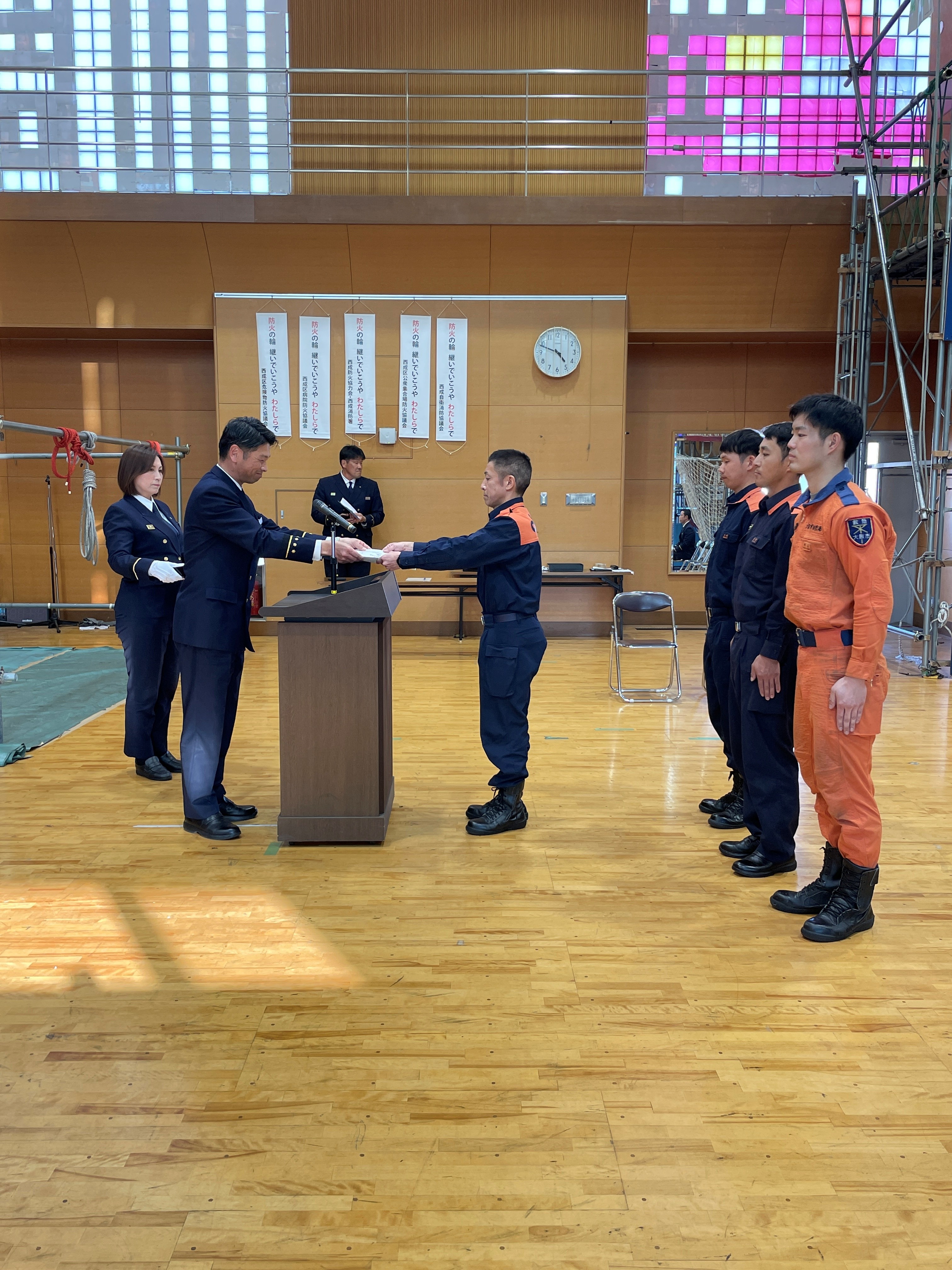 西成消防署長から表彰状を受賞する久堀消防司令の様子