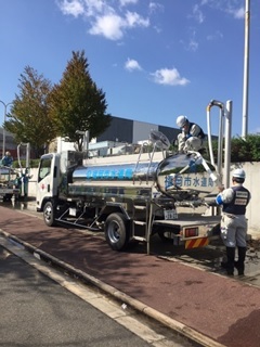 応急給水車への注水の写真