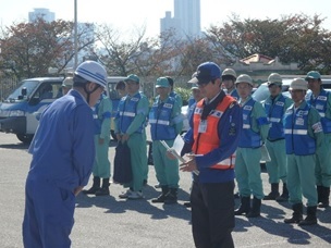 到着した応援隊から報告を受ける様子
