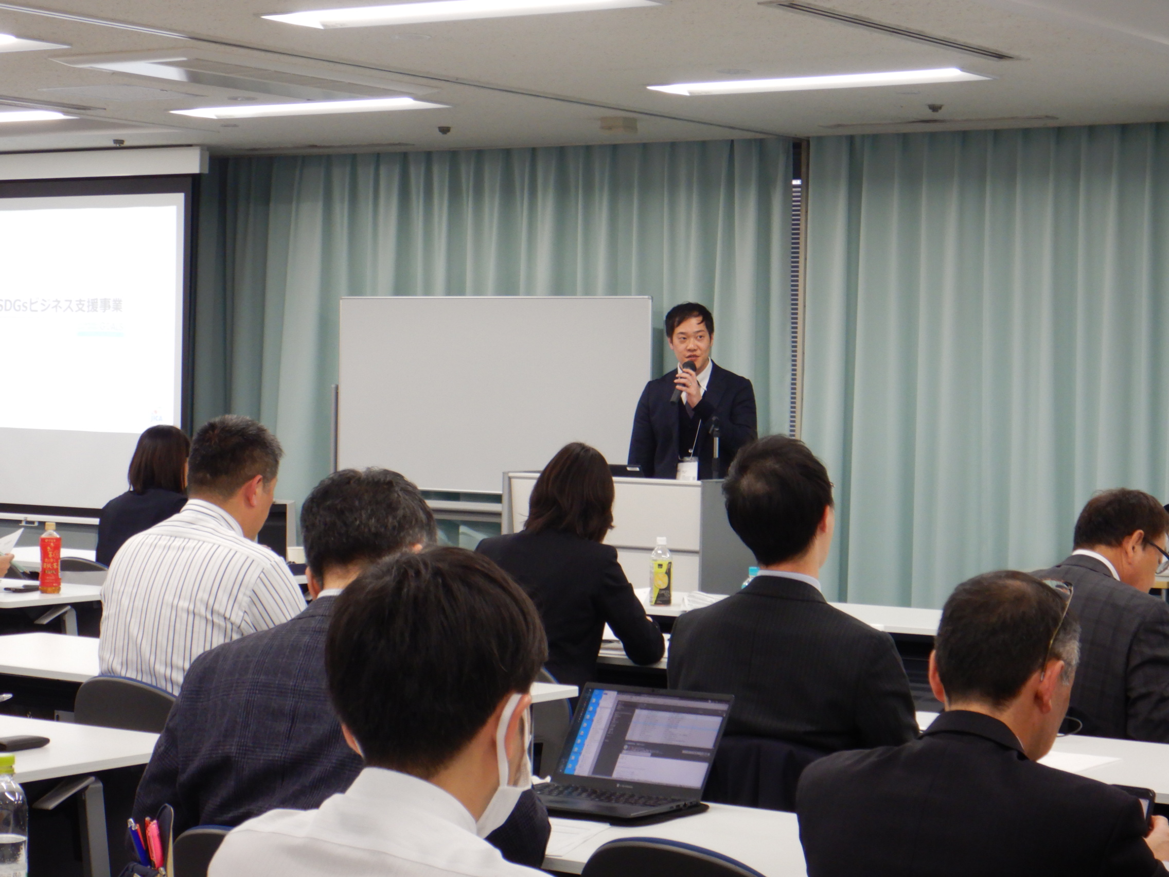 富岡様のご講演の様子