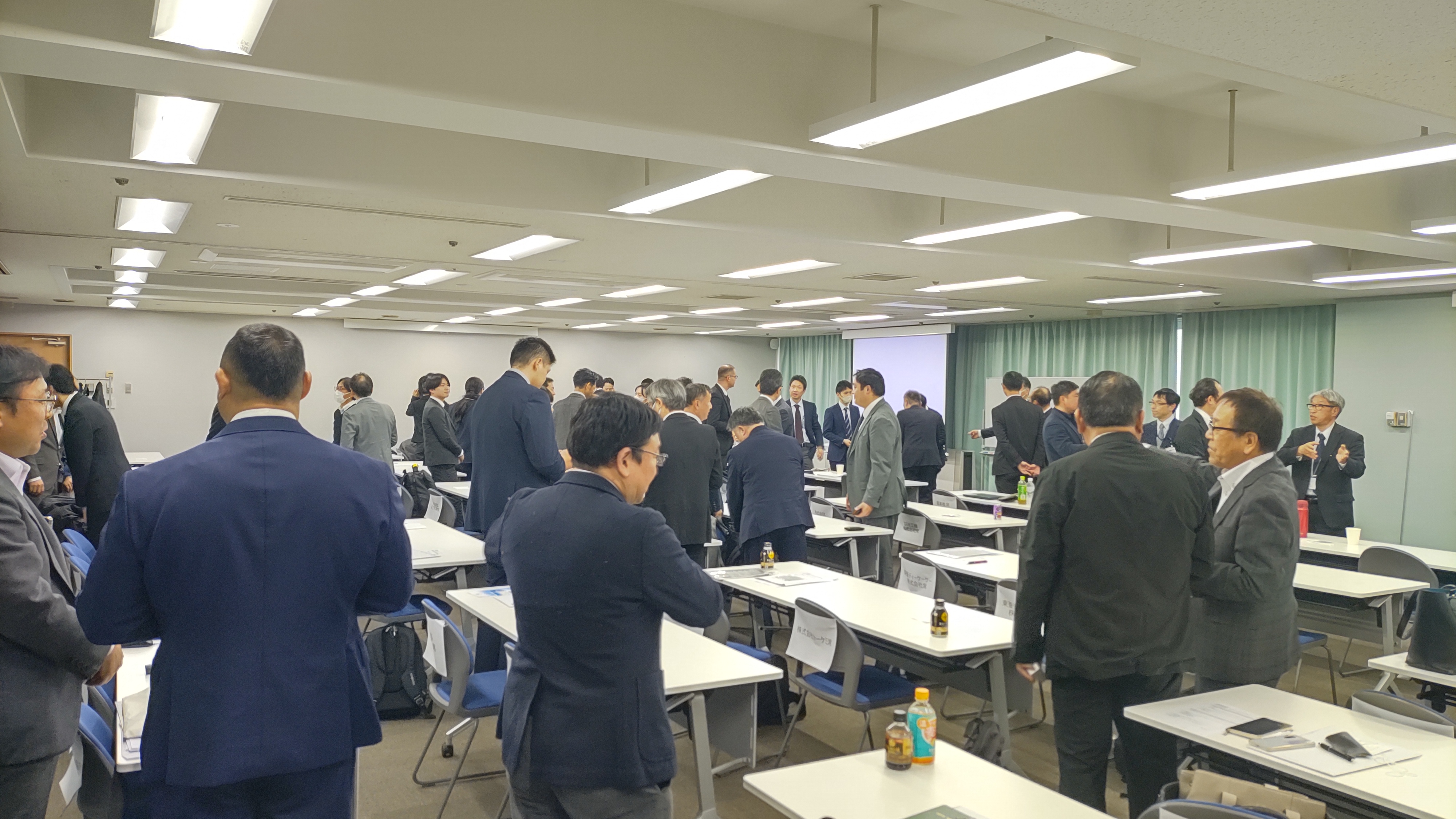 参加者間の交流の様子の写真