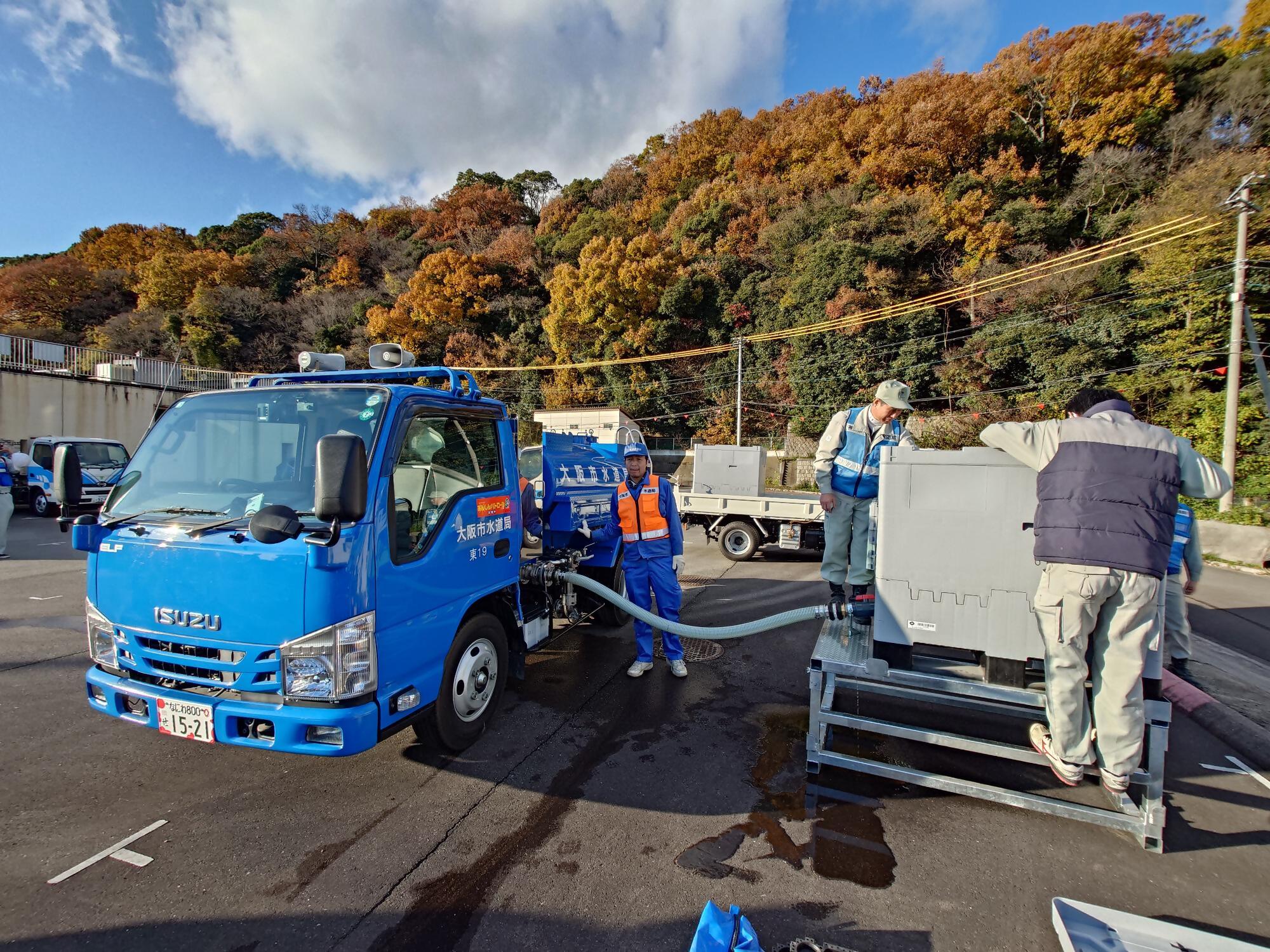 仮設水槽への注水写真