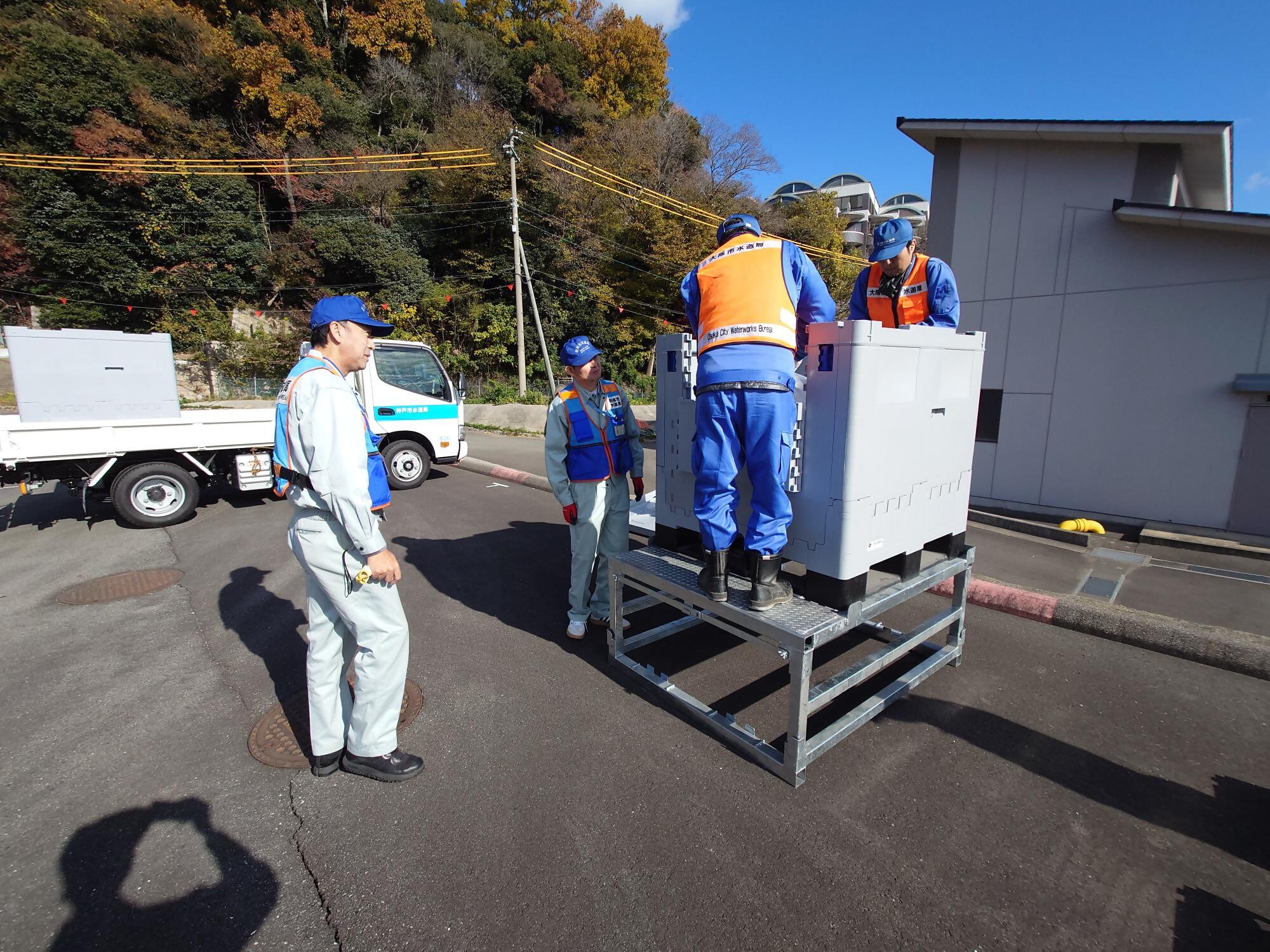 仮設水槽の組立の様子の写真