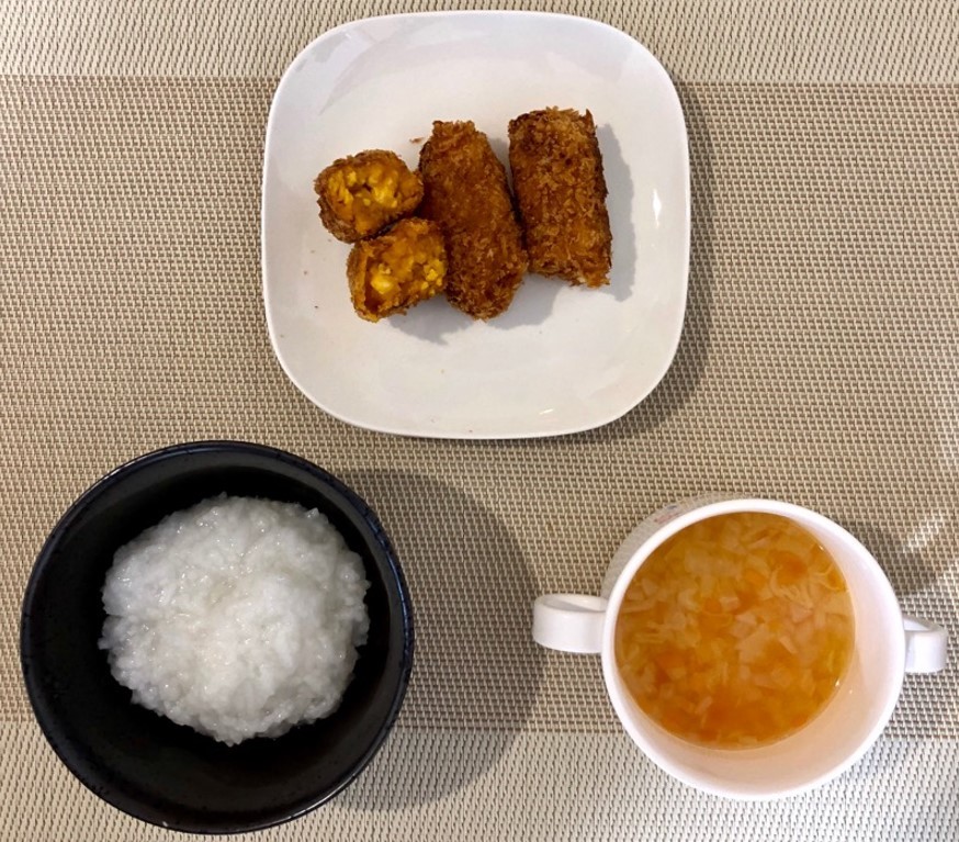 献立（軟飯　かぼちゃのコロッケ　野菜のスープ煮）の写真