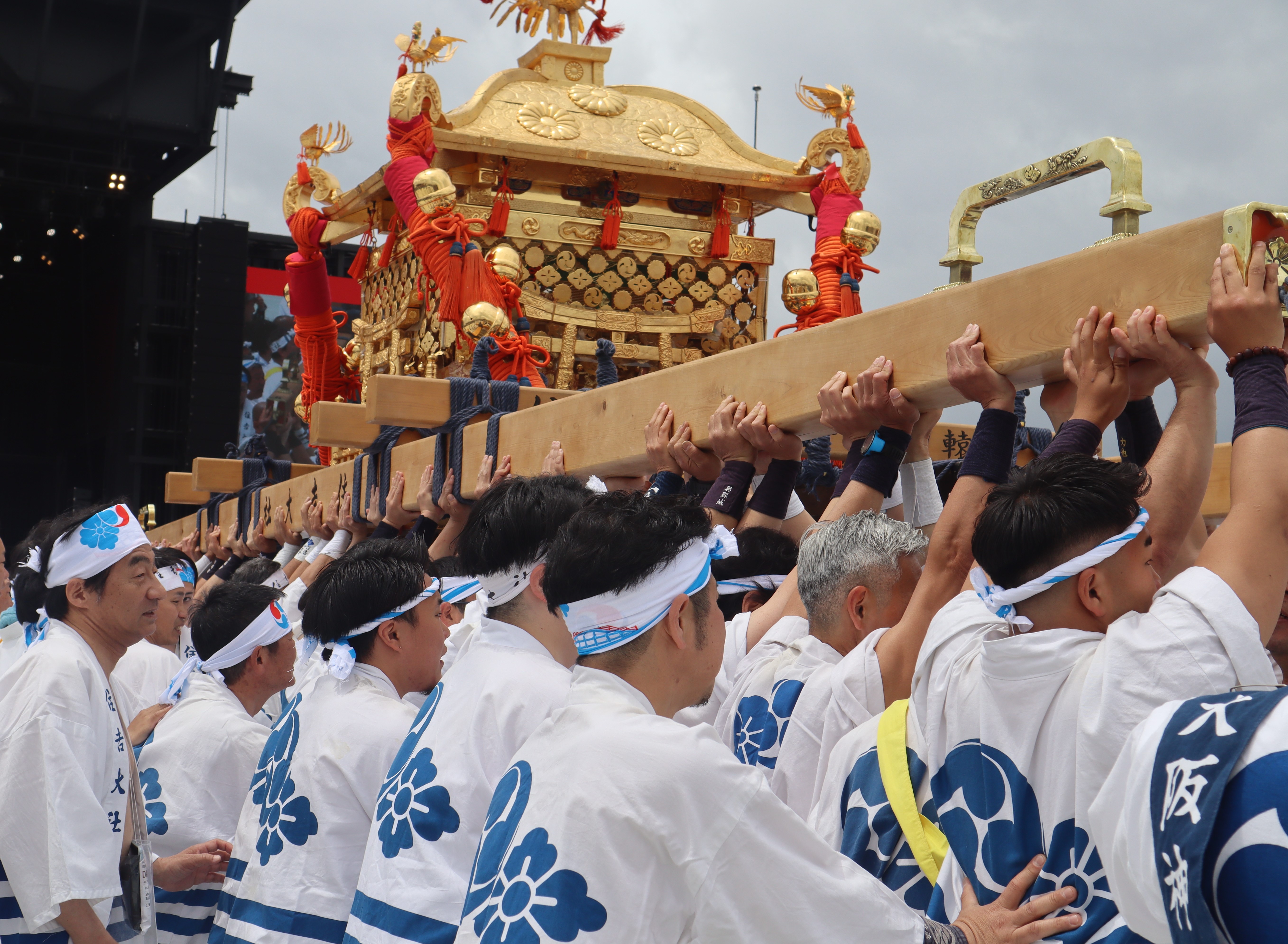 住吉大社の大神輿を担いでいる様子