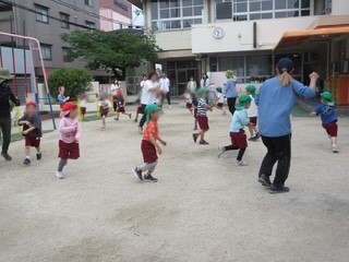 園庭で体操する児童の様子