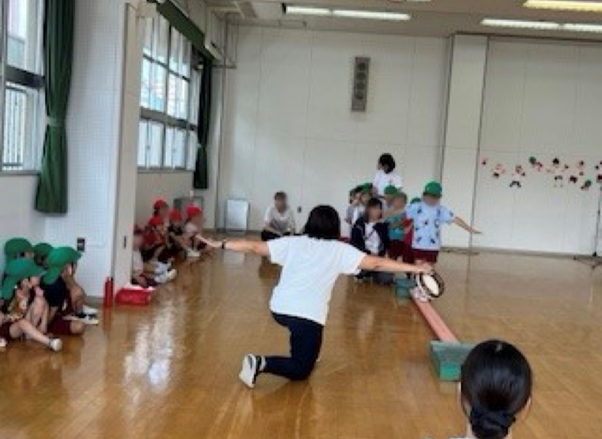 巧技台を使って運動遊びを行う園児たちの様子