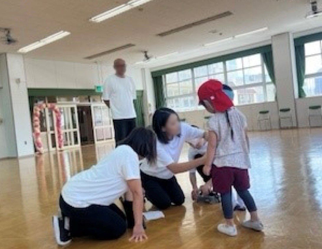ミズノスポーツサービス（株）が園児に活動量計を着けている様子