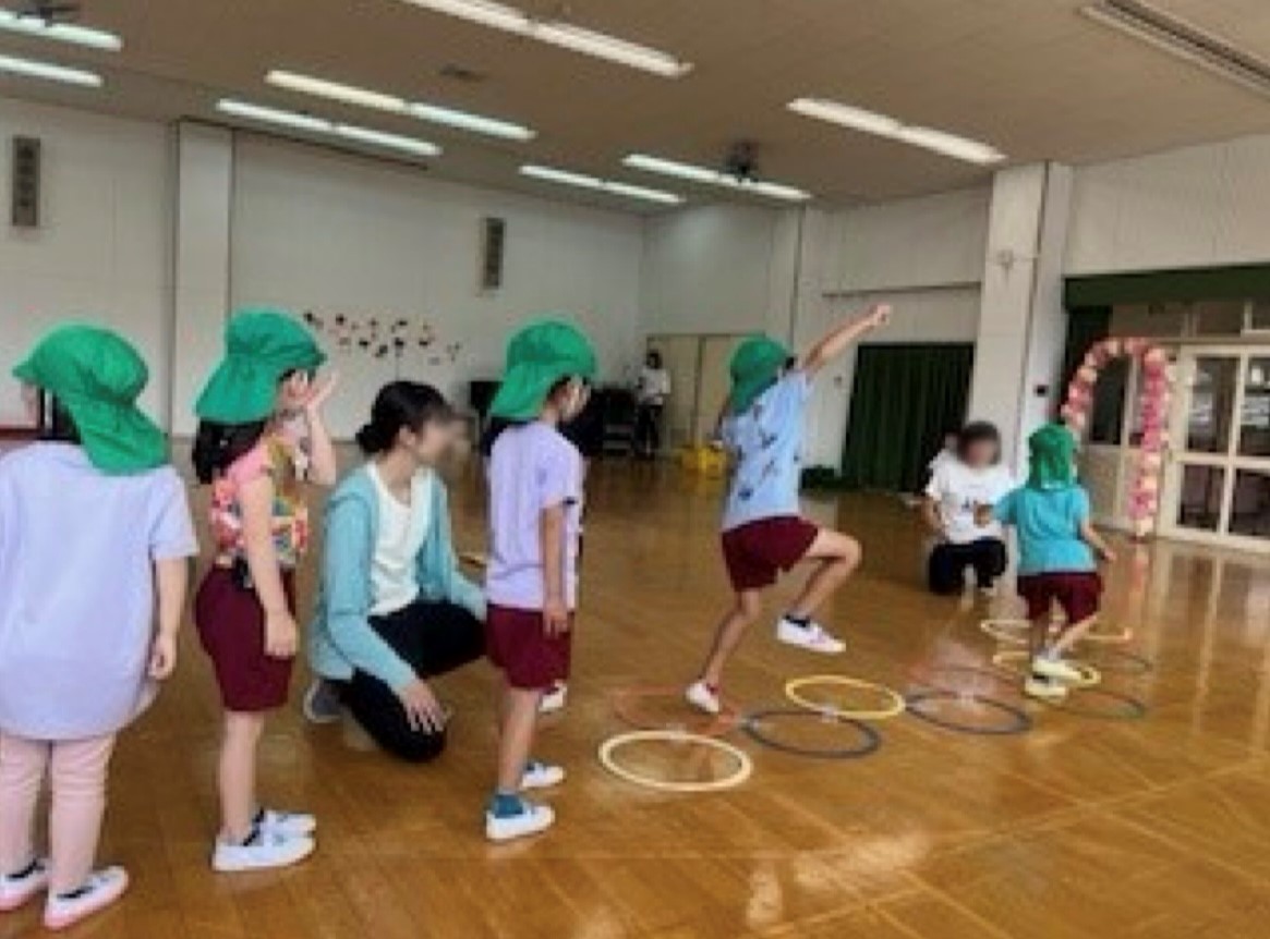 フープを使って運動遊びを行う園児たちの様子