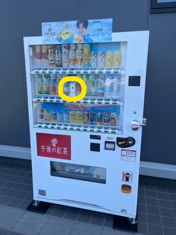 みまもり自販機の写真2（防犯カメラが設置されている自販機の中央箇所を黄色掛けしている）