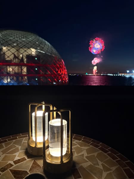 建物と花火の写真