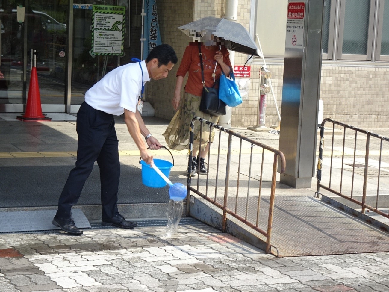 打ち水の様子2