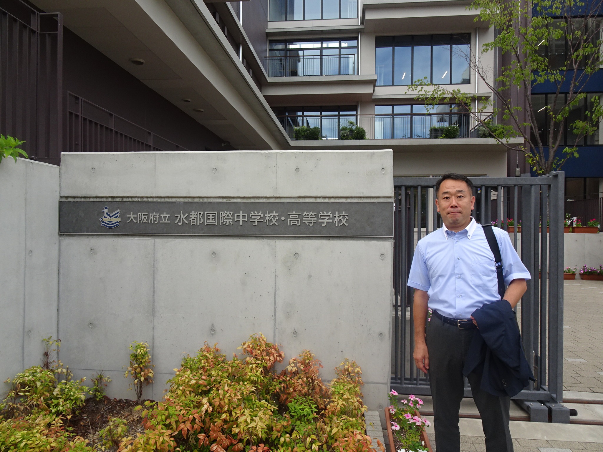 学校前で撮影した藤井区長の写真