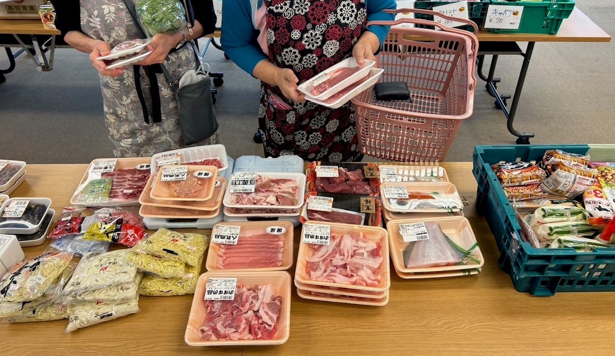 移動スーパー販売の様子2