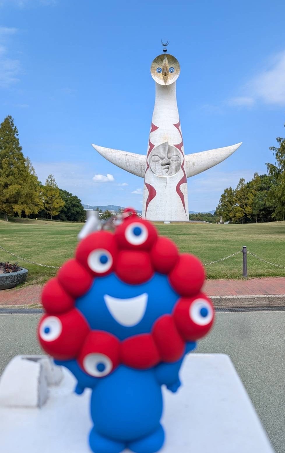 太陽の塔とミャクミャクの写真