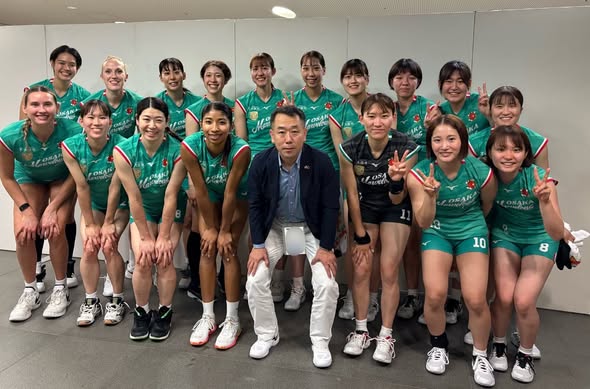 大阪マーヴェラスの選手の方々と区長の集合写真