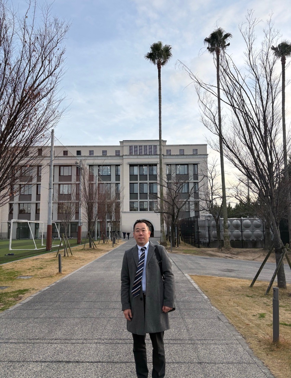 履正社高等学校に立つ藤井区長の写真
