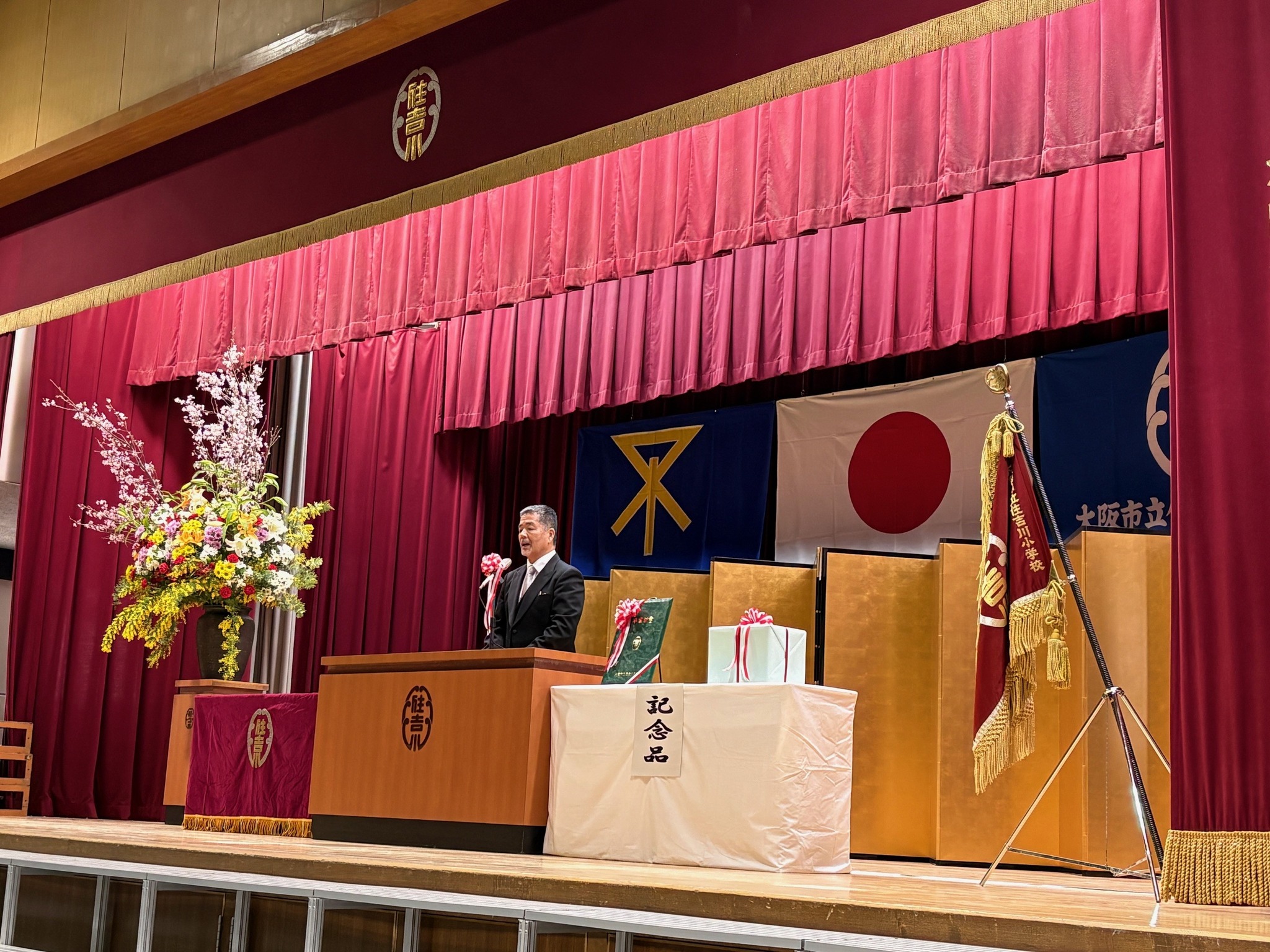 壇上に立つ福﨑校長先生の写真