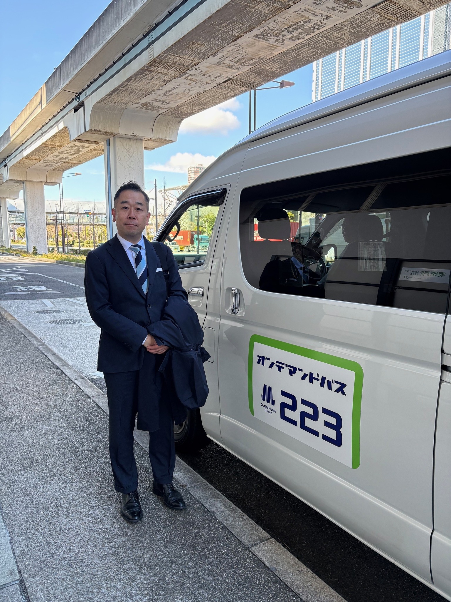 オンデマンドバスと藤井区長の写真