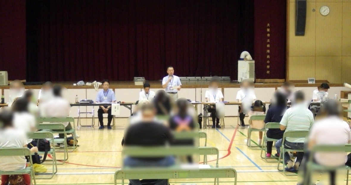 南港光小にて開催された、学校再編（小学校の統合）に向けた住民説明会の様子