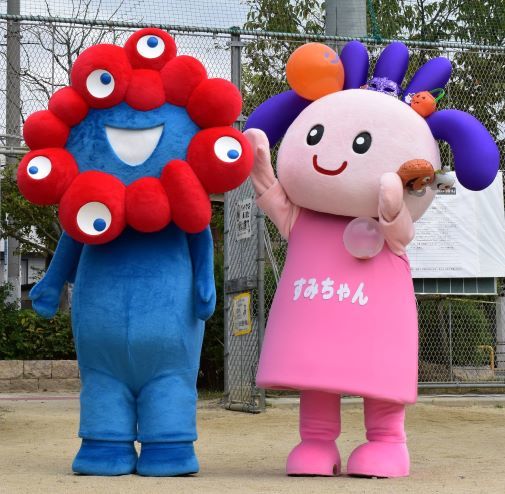 開会式でのミャクミャクとすみちゃん