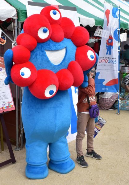ブース前での『ミャクミャク』と参加者とのふれあいの様子