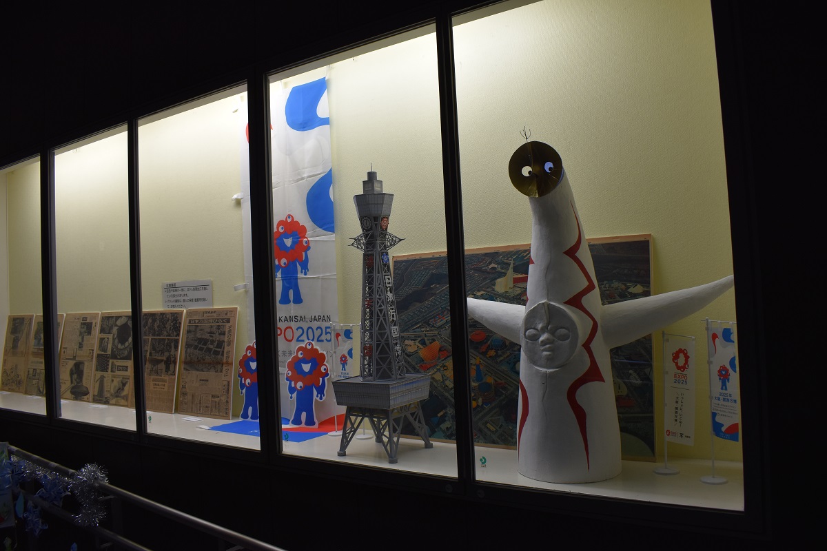 住吉区役所北側玄関展示の様子