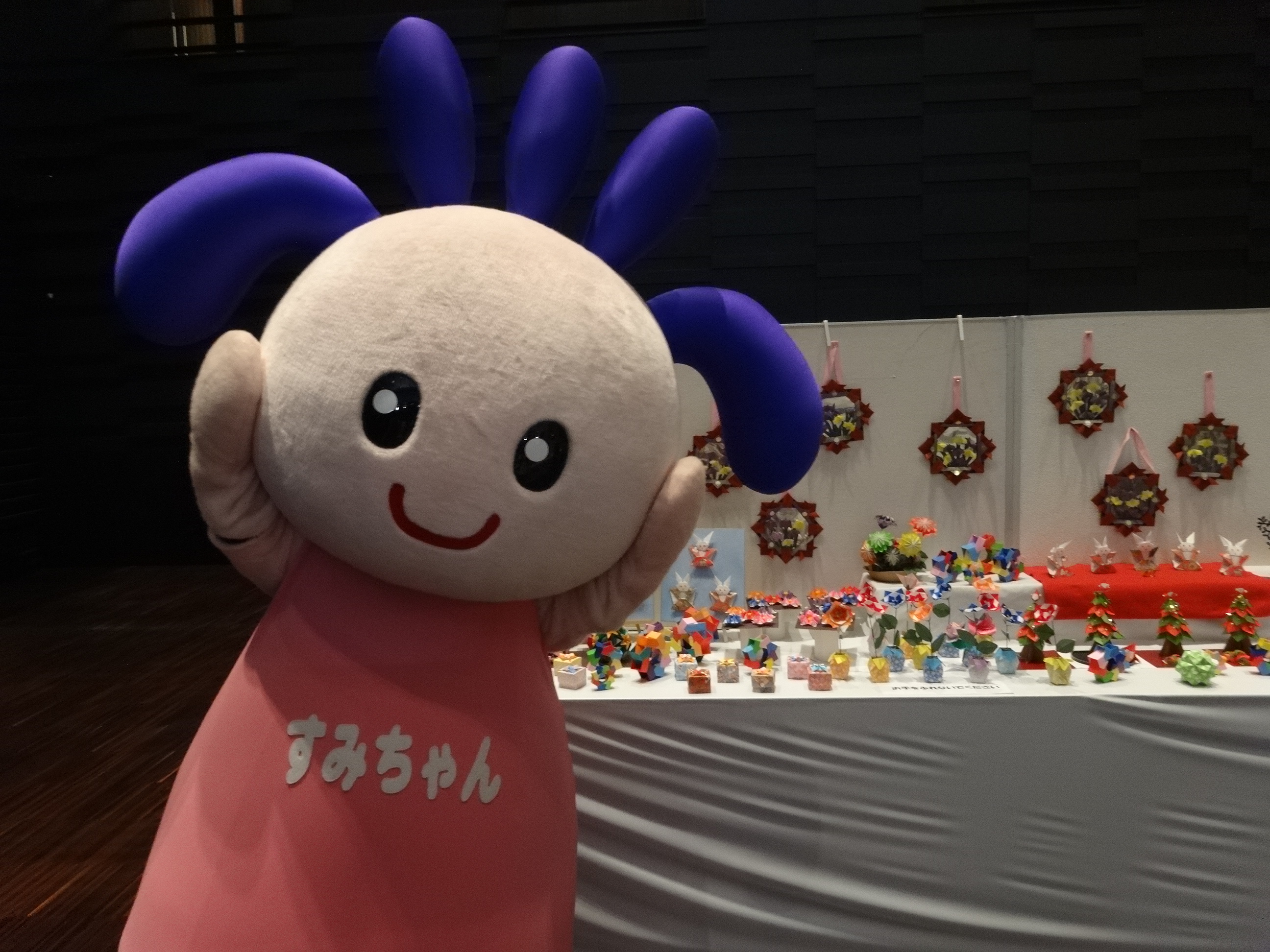 作品展示を楽しむすみちゃん