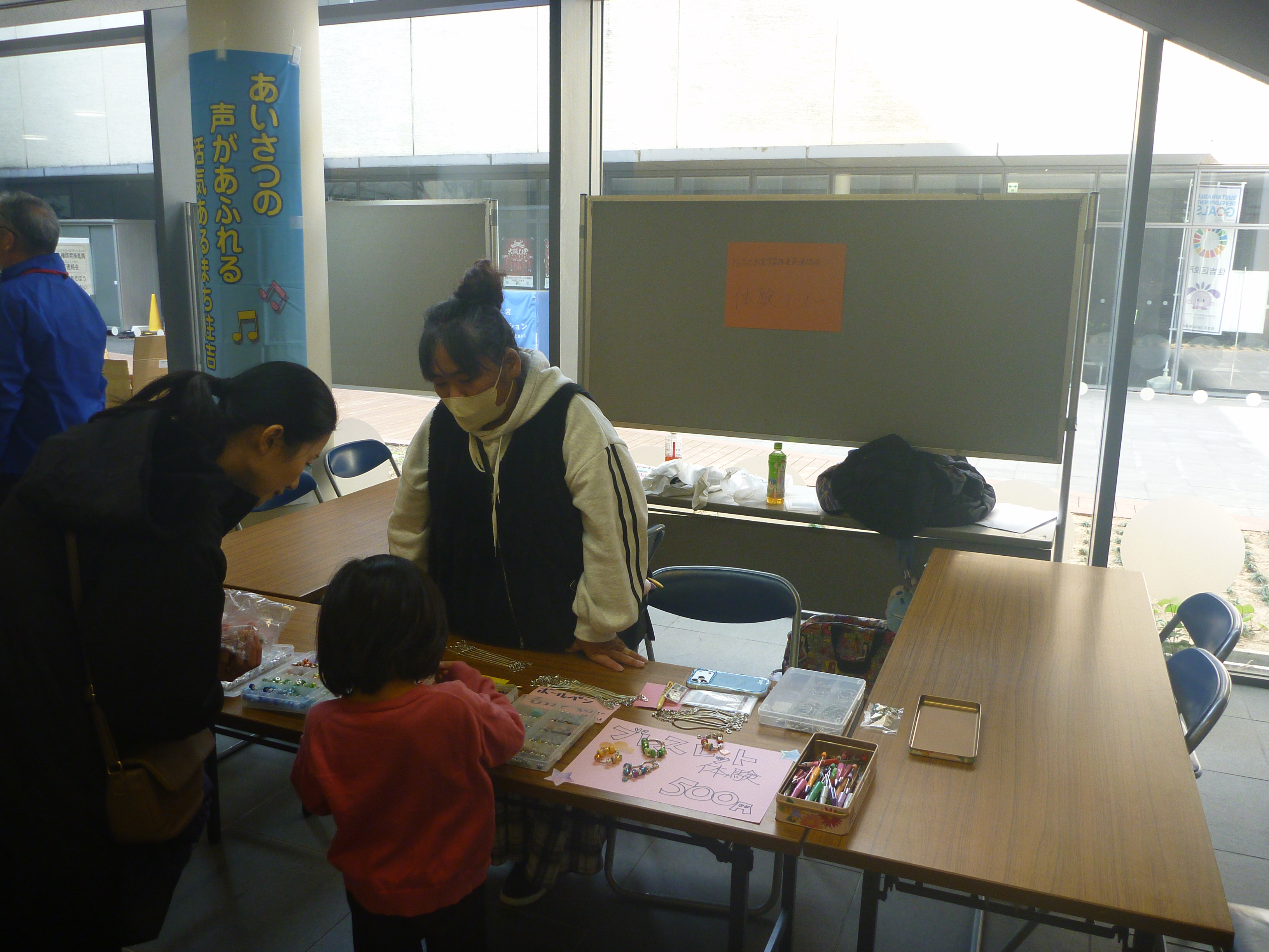 キラキラブレスレッドづくりのようす