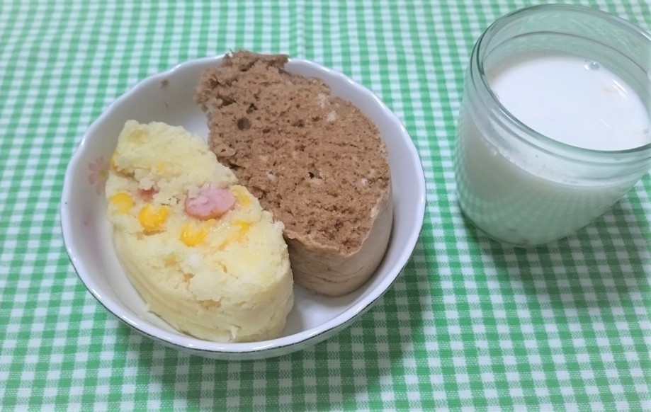 蒸しパン（2種類）とラッシー