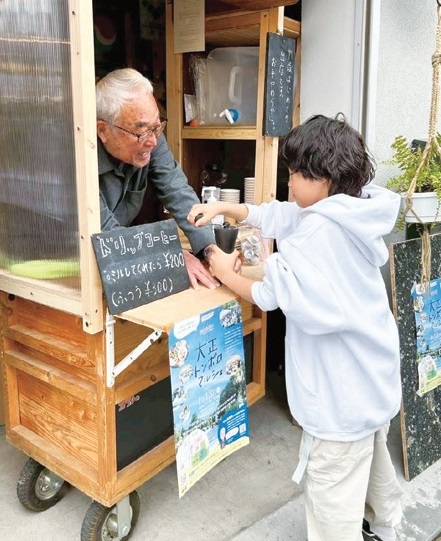 ドリップコーヒーを屋台で提供している様子