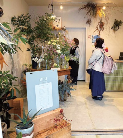生花やスワッグなどの飾りアイテムを紹介する様子