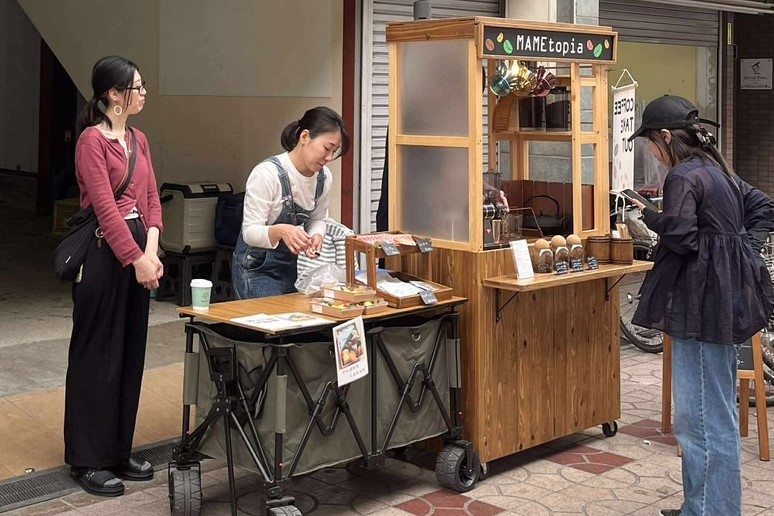 さんぽ日和でMAMEtopiaさんがコーヒーを淹れている