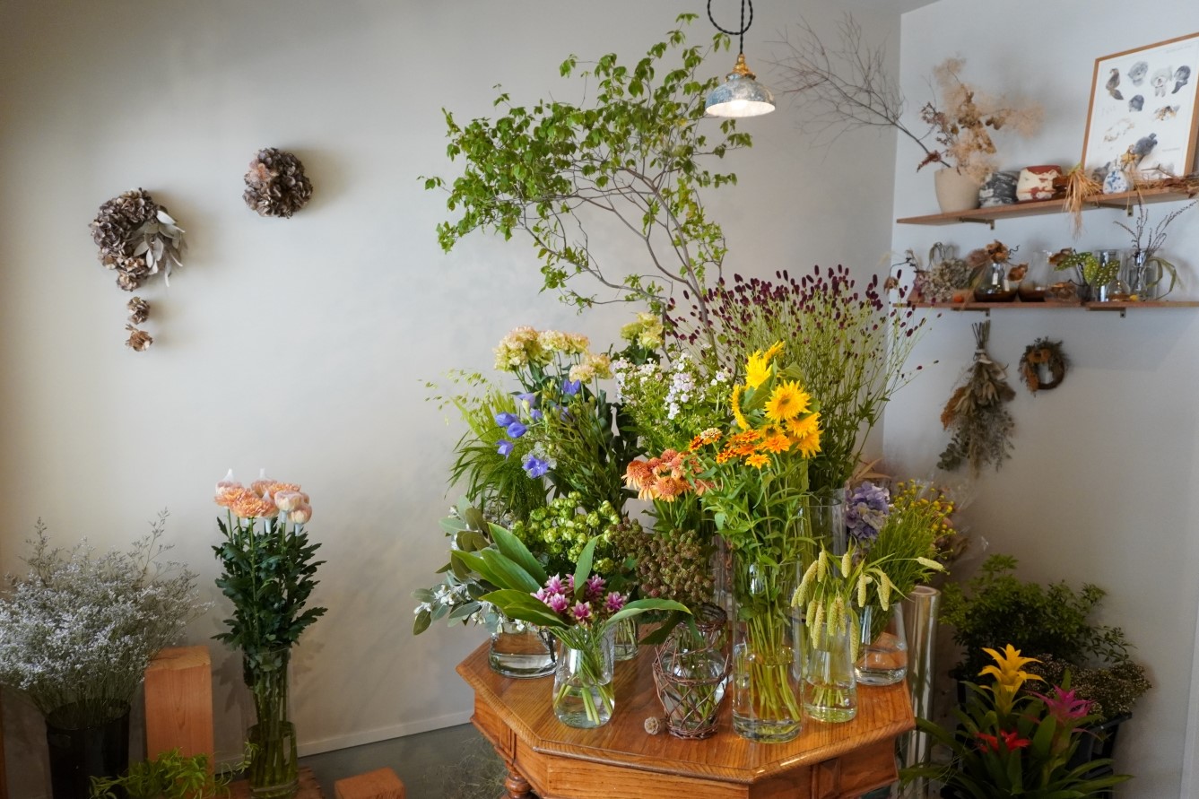 店内の花やスワッグを全体で撮影した様子