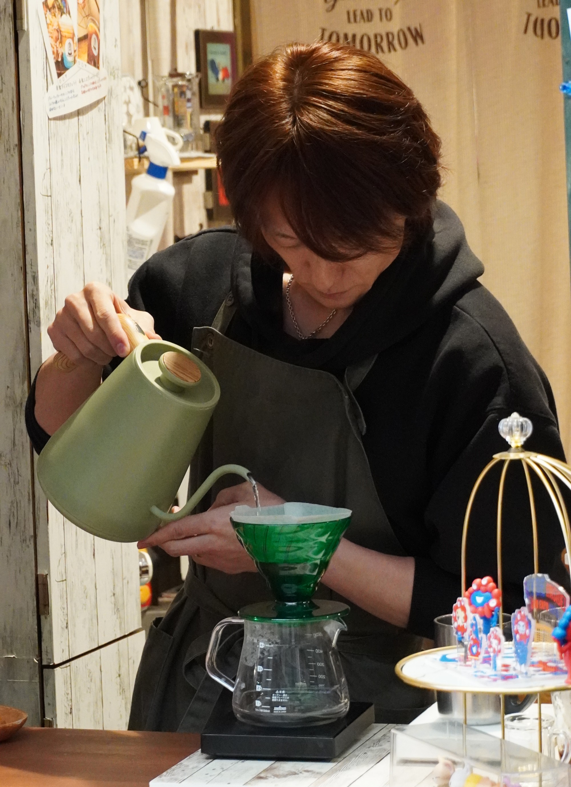 店主山口さんがコーヒーをドリップしている画像